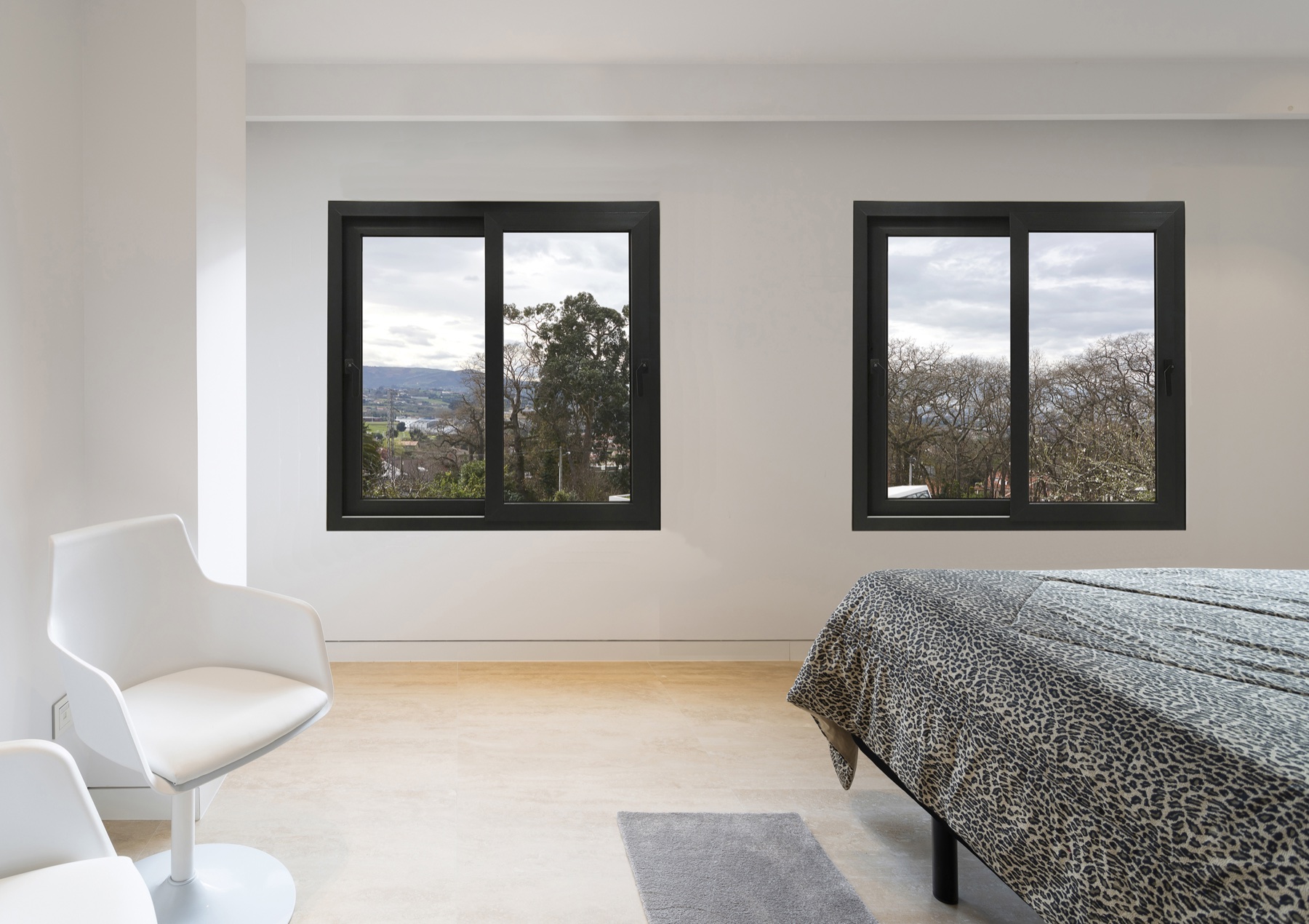 Ferestre glisante Cortizo PVC C70 în finisaj antracit